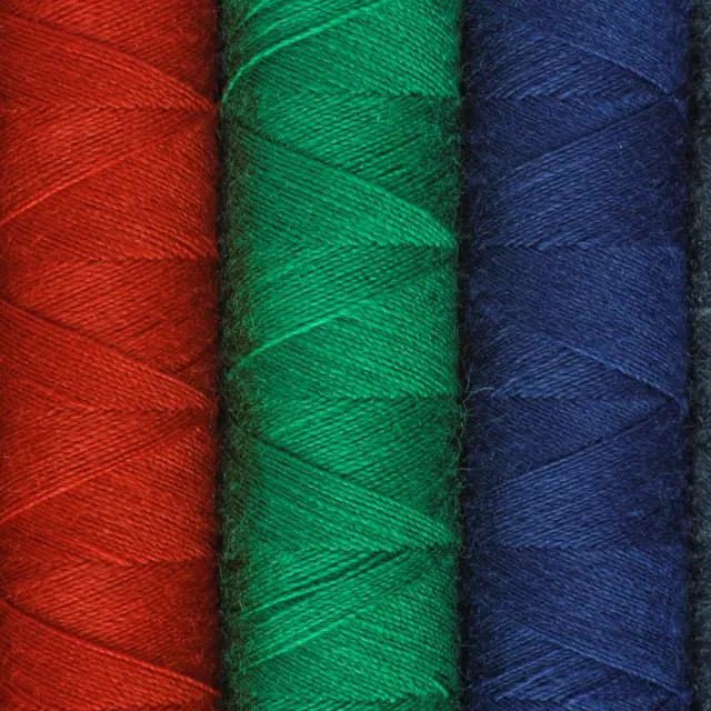 Carretéis de linha coloridos